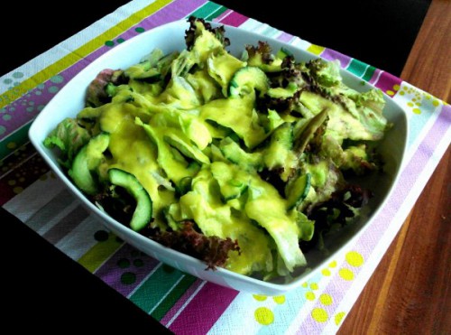 Uborkaszószos saláta